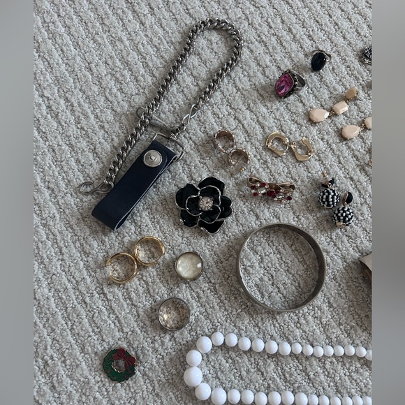 Miscellaneous Lot of Various Vintage & Modern Costume Jewelry Gold/Silver Tone - Picture 4 of 8